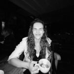 Yağmur Tanrisevsin Instagram - Kahve sevenler ve mutlu olunca gözleri çizgi olanlar serisi 🖤