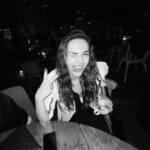 Yağmur Tanrisevsin Instagram - Kahve sevenler ve mutlu olunca gözleri çizgi olanlar serisi 🖤