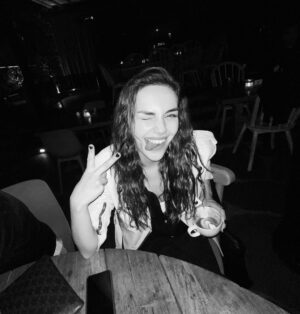 Yağmur Tanrisevsin Instagram - Kahve sevenler ve mutlu olunca gözleri çizgi olanlar serisi 🖤
