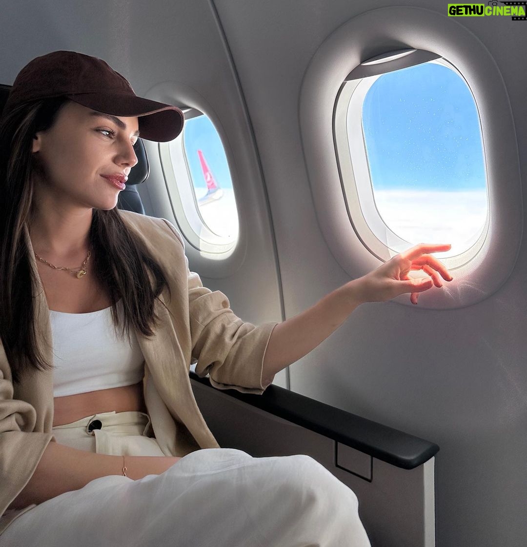 Yağmur Tanrisevsin Instagram - Hayallerime yolculuk.. Gökyüzünde huzur ve güven.. İyi ki ❣️ @turkishairlines 🇹🇷 #widenyourworld ✈️ #turkishairlines #işbirliği