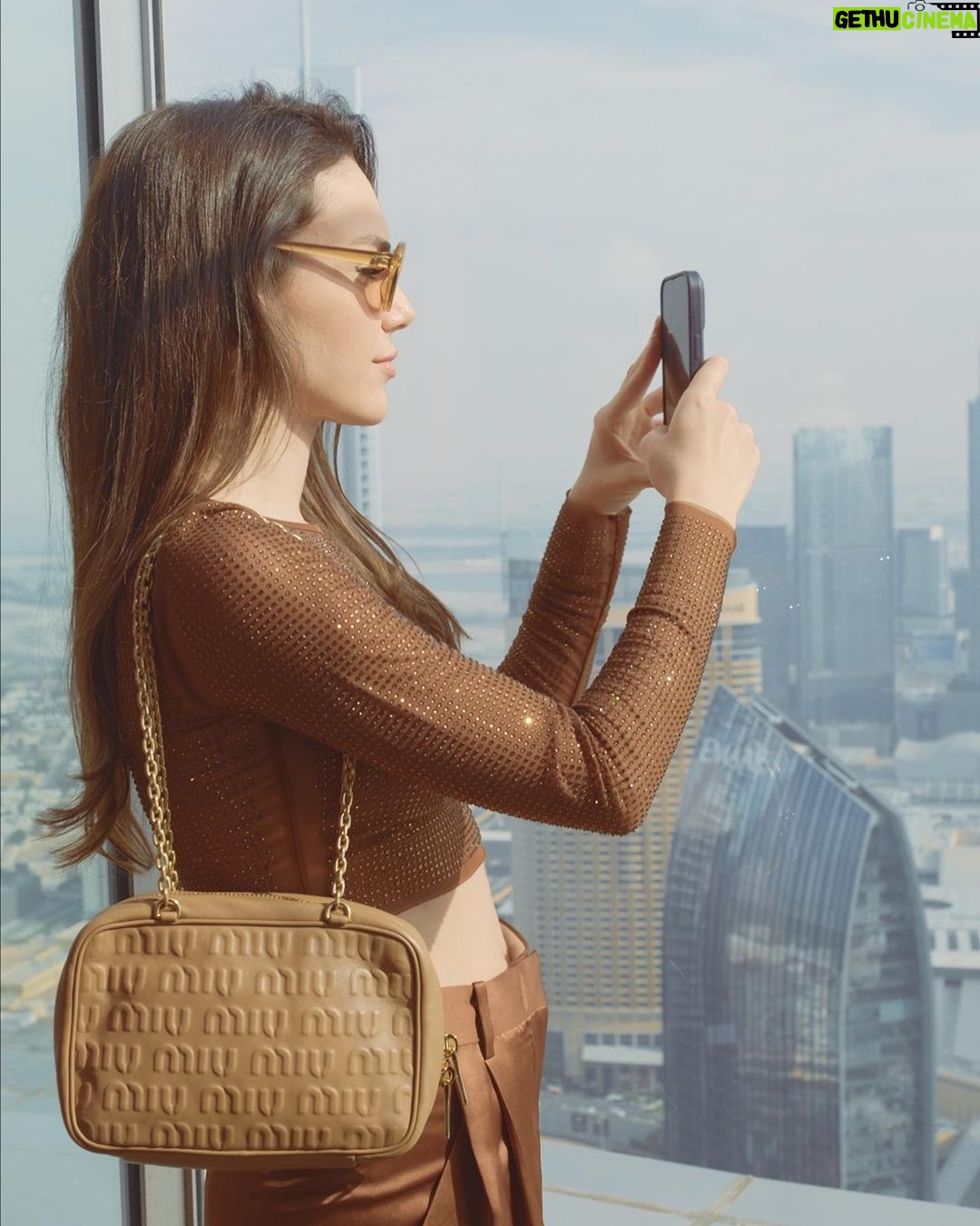 Yağmur Tanrisevsin Instagram - 12 ay yaz yaşama fırsatı sunan Dubai’de deniz ve güneş dışında da aksiyon sevenler için sayısız extrem deneyim alternatifi de sunuyor..✨Tek başınıza gitseniz bile çok keyifli zaman geçireceğiniz eşsiz bir yer. Herkesin mutlaka görülmesi gereken yerler listesinde en üstlerde yer alması gereken Dubai 🌞 #dubai @visitdubai #işbirliği #mustseen #suncity #lovedubai