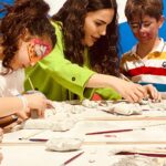 Yağmur Tanrisevsin Instagram - Çocuklar için en özel, en güzel günde onlarla buluşmak ve onlar için bir şeyler yapmayı çok seviyorum. ✨🥳 Her çocuğun içindeki sanatçı ile tanışmak , karşılaşmak benim için çok heyecan verici…🤍 Görme engelli çocuklar yararına her yıl düzenlenen bu etkinlikte; benim de küçücük bir katkım olduysa ne mutlu.🙏 Tüm çocukların ve içindeki çocuğu koruyanların bayramı 23 Nisan; hep böyle özel böyle çoşku dolu olsun! 🇹🇷