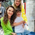 Yağmur Tanrisevsin Instagram - Çocuklar için en özel, en güzel günde onlarla buluşmak ve onlar için bir şeyler yapmayı çok seviyorum. ✨🥳 Her çocuğun içindeki sanatçı ile tanışmak , karşılaşmak benim için çok heyecan verici…🤍 Görme engelli çocuklar yararına her yıl düzenlenen bu etkinlikte; benim de küçücük bir katkım olduysa ne mutlu.🙏 Tüm çocukların ve içindeki çocuğu koruyanların bayramı 23 Nisan; hep böyle özel böyle çoşku dolu olsun! 🇹🇷