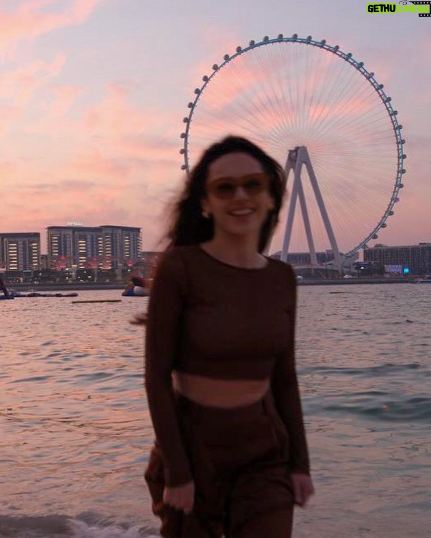Yağmur Tanrisevsin Instagram - 12 ay yaz yaşama fırsatı sunan Dubai’de deniz ve güneş dışında da aksiyon sevenler için sayısız extrem deneyim alternatifi de sunuyor..✨Tek başınıza gitseniz bile çok keyifli zaman geçireceğiniz eşsiz bir yer. Herkesin mutlaka görülmesi gereken yerler listesinde en üstlerde yer alması gereken Dubai 🌞 #dubai @visitdubai #işbirliği #mustseen #suncity #lovedubai