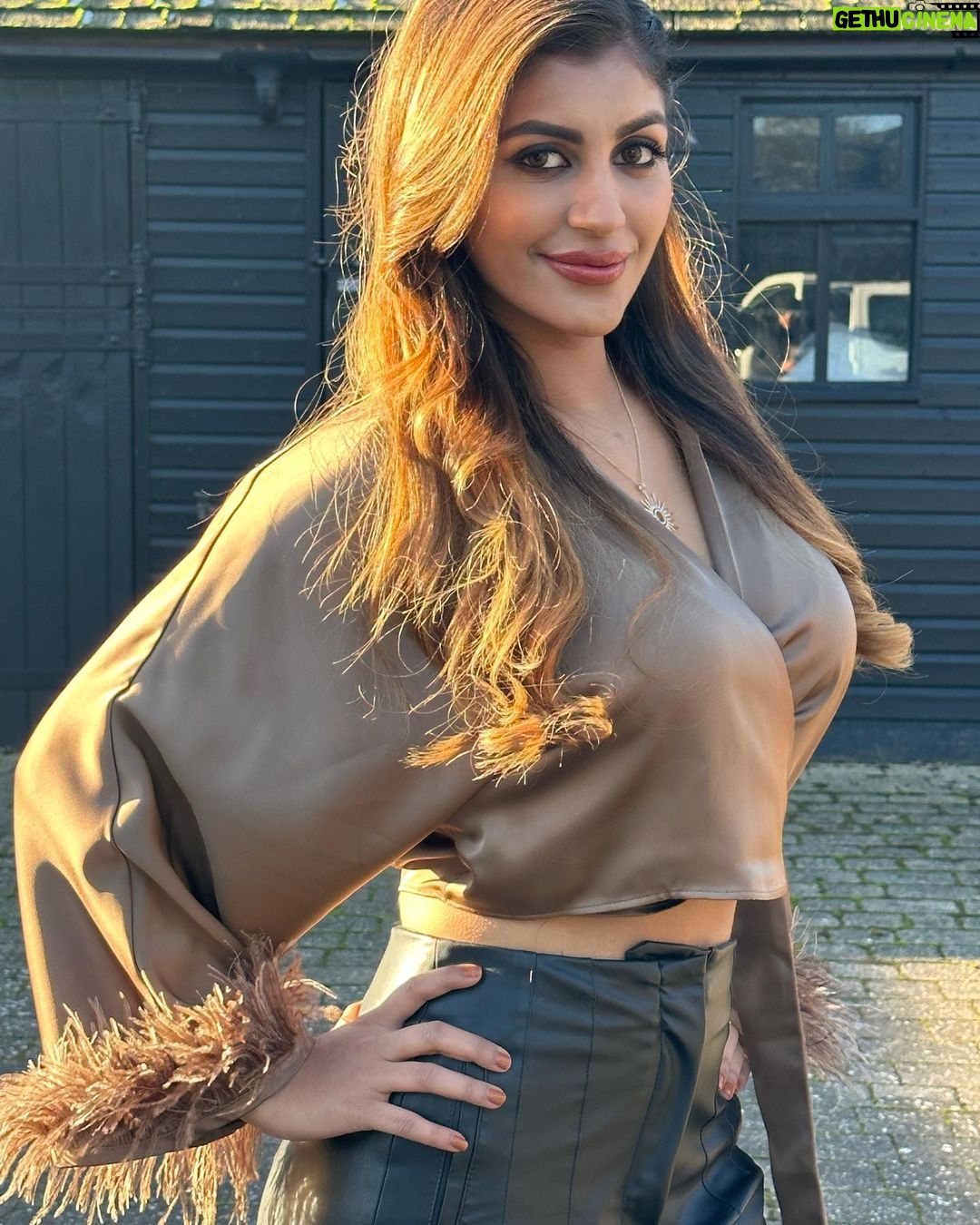 Yaashika Aanand Instagram - Good evening 🤍🤍 Happy Sunday 🤍🤍 Chelmsford, UK