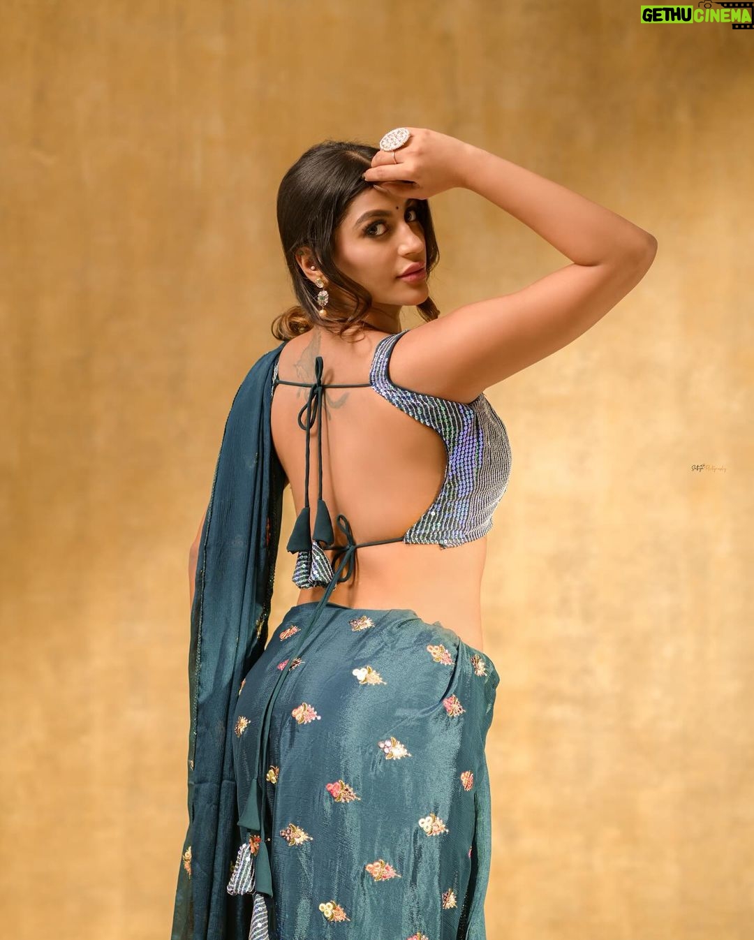Yaashika Aanand Instagram - Which one is ur fav 🙈😍 📸 @sathyaphotography3 💄 @alana_makeupstudio 👗 @nyaan.soundarya 💇♀️ @arithaarambridalstudio 💍 @ishhaara 💃 @nyaan.soundarya