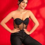 Yaashika Aanand Instagram - Blessed mess 🖤 📸 @vishal_srinivasan 💄 @profile_makeover 👗 @takkaru_logesh 🔦 @karthik_pandian_shots ✏️ @retouch_by_gokul 📍 @arangaa.space