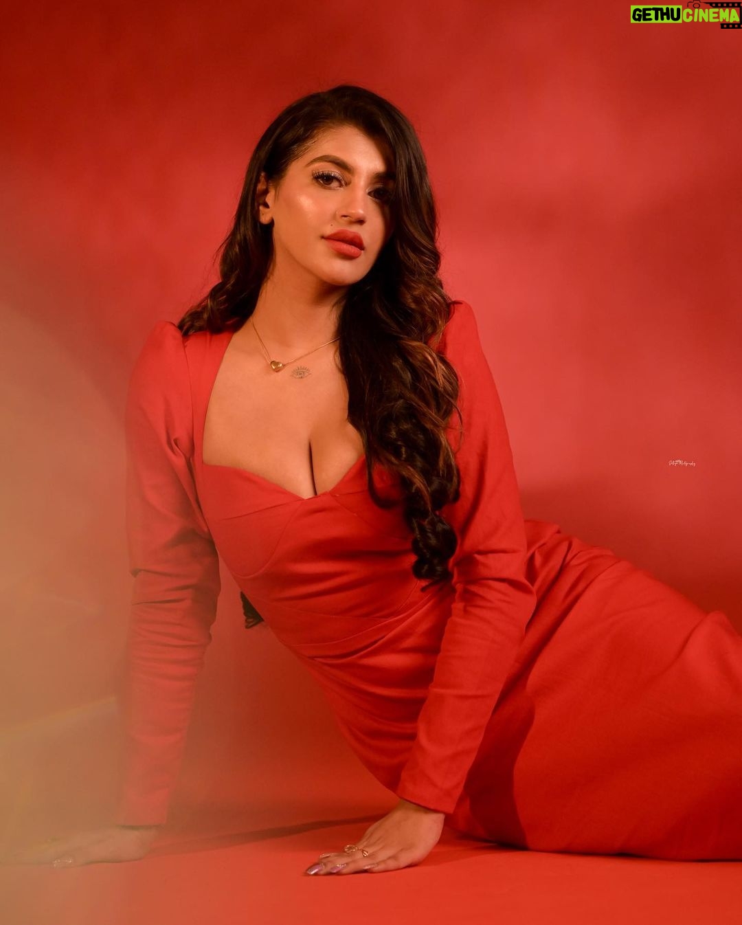 Yaashika Aanand Instagram - Youβre the ketchup to my fries β a little messy, but absolutely necessary.βπβ€οΈπΉ πΈ @sathyaphotography3 π @alana_makeupstudio πββοΈ @arithaarambridalstudio π @eshush_thedesignerstudio πͺ‘ @affluent_choices π @ishhaara π @nyaan.soundarya