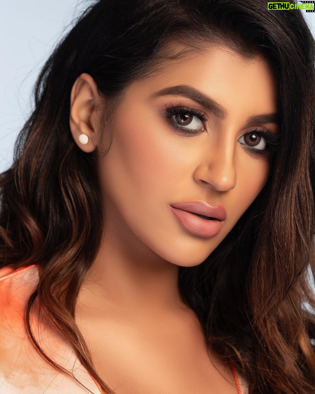 Yaashika Aanand Instagram - 1,2,3 or 4 🫠 #swipeleft 📷 @sano_visuals 💄 @murugeshmakeup_hair 💇♀️ @farhaa_makeupartist 👗( Yash’s W)