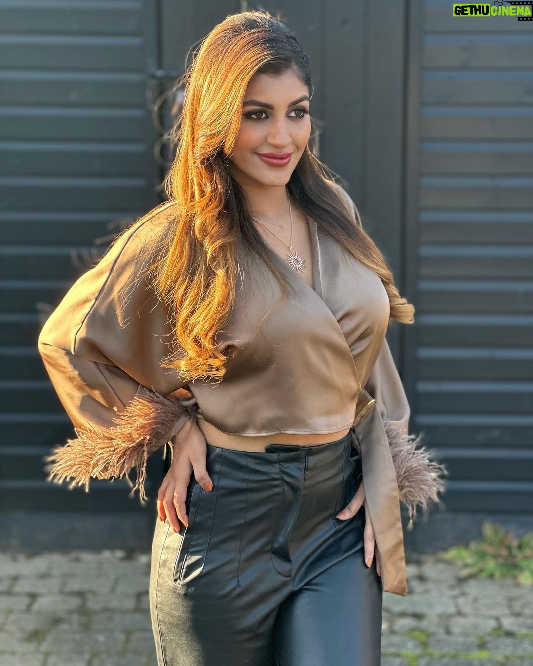 Yaashika Aanand Instagram - Good evening 🤍🤍 Happy Sunday 🤍🤍 Chelmsford, UK