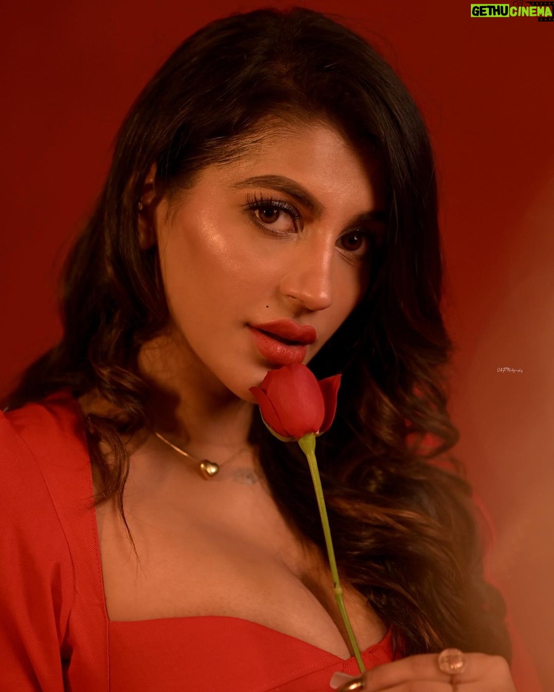 Yaashika Aanand Instagram - 🌹 📸 @sathyaphotography3 💄 @alana_makeupstudio 💇♀️ @arithaarambridalstudio 👗 @eshush_thedesignerstudio 🪡 @affluent_choices 💍 @ishhaara 💃 @nyaan.soundarya