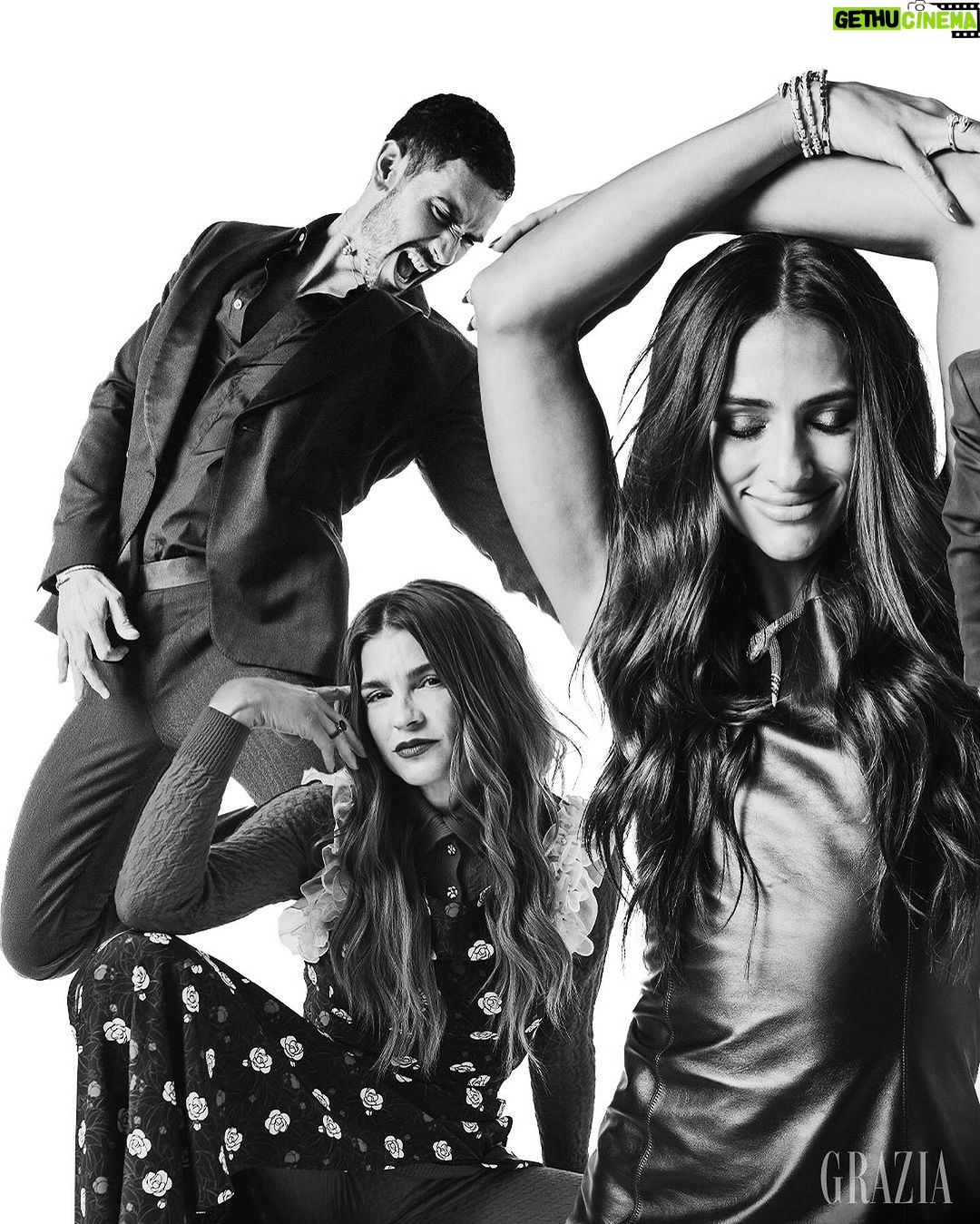Yalitza Aparicio Instagram - Llega Octubre y es hora de celebrar contigo los primeros 10 años de Grazia México que desde Italia llegó para presentar el EASY CHIC! En portada, nos acompañan 10 amigos de GRAZIA México y Latinoamérica: Yalitza Aparicio, Irene Azuela, Diego Calva, Manolo Caro, Aislinn Derbez, Alberto Guerra, Bárbara López, Renata Notni, Karla Souza y Alejandro Speitzer. No te pierdas esta edición de colección que, como siempre, trae para ti lo mejor en moda belleza y celebridades. Let’s celebrate! . . . . . . . . . . . Yalitza Aparicio en #LouisVuitton #Cartier Irene Azuela en #Chanel #Pomellato Diego Calva #Gucci #Omega Manolo Caro #LouisVuitton Aislinn Derbez #Ferragamo #Tiffany&Co Alberto Guerra #Prada #AudemarsPiguet Barbara Lopez #DolceGabbana #Tiffany&Co Renata Notni #Fendi #BULGARI Karla Souza #Dior #Omega Alejandro Speitzer #Zegna #BULGARI . . . . . Fotografía: @santiagorui Editora de moda: @annielask Directora Editorial. Toni Salamanca @tonisalamanca Makeup: @gusbortolotti Hair: @ernestovargas_hair Asistente de Foto. Javier Pérez @javiprez_ Bárbara López Makeup: Isra Quiroz @israquiroz Hair: Alejandro Iñiguez @alejandroiniguezhair Manolo Caro Fotografía: Pablo Mingo @pablomingo Grooming: @agosfaggianomakeupartist PORTADA - 1 de 3 #grazia10 #aniversario #felizcumpleaños #HAPPYBIRTHDAY #GRAZIAMéxico Mexico City, Mexico