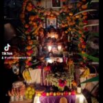 Yalitza Aparicio Instagram - Les comparto un poco de lo que se vive en mi familia en Día de muertos, cada año aprendo algo nuevo, y aunque en casa ya tenemos una mezcla de dos culturas, nunca dejamos de darle la importancia a esta fecha, ya que de acuerdo a nuestras creencias es el único momento del año que la familia está reunida en su totalidad, con quienes ya no están en este mundo terrenal, es por eso que con mucho respeto también me ausento de lo laboral, y así enfocarme solo en la familia. En cada lugar se celebra de manera diferente esta fecha, en casa comenzamos desde el 31 octubre con la ofrenda a los niños el cual contiene más dulces que comida y flores distintas a las de cempasúchil. El 1 de noviembre es el altar de los grandes (así le llama mi mamá), el cual es totalmente diferente al de los niños, en casa a cierta hora se colocan platillos distintos. El día 2 se lleva flores y comida al panteón para convivir y despedir a nuestros difuntos, son grandes platicas en familia acompañadas de risas y llanto, pero sobre todo, momentos que refuerzan a la familia, en esta ocasión pude disfrutar con ellos hasta amanecer y sin distracciones de el celular o dejarlos solos por tener que atender diferentes actividades (una disculpa a los que se acercaron y solo intercambiamos palabras, por que como les mencioné, es un momento sagrado y de respeto a la familia, 🙏 gracias por entenderlo) Por último regresamos a casa y aunque ya despedimos a nuestros difuntos, durante 9 días más continúanos colocando cosas en el altar y también repartiendo con las amistades que llegan a visitar algo de lo que se colocó en el altar, al llegar el noveno día se recoge todo y es ahí donde culminamos estos días.