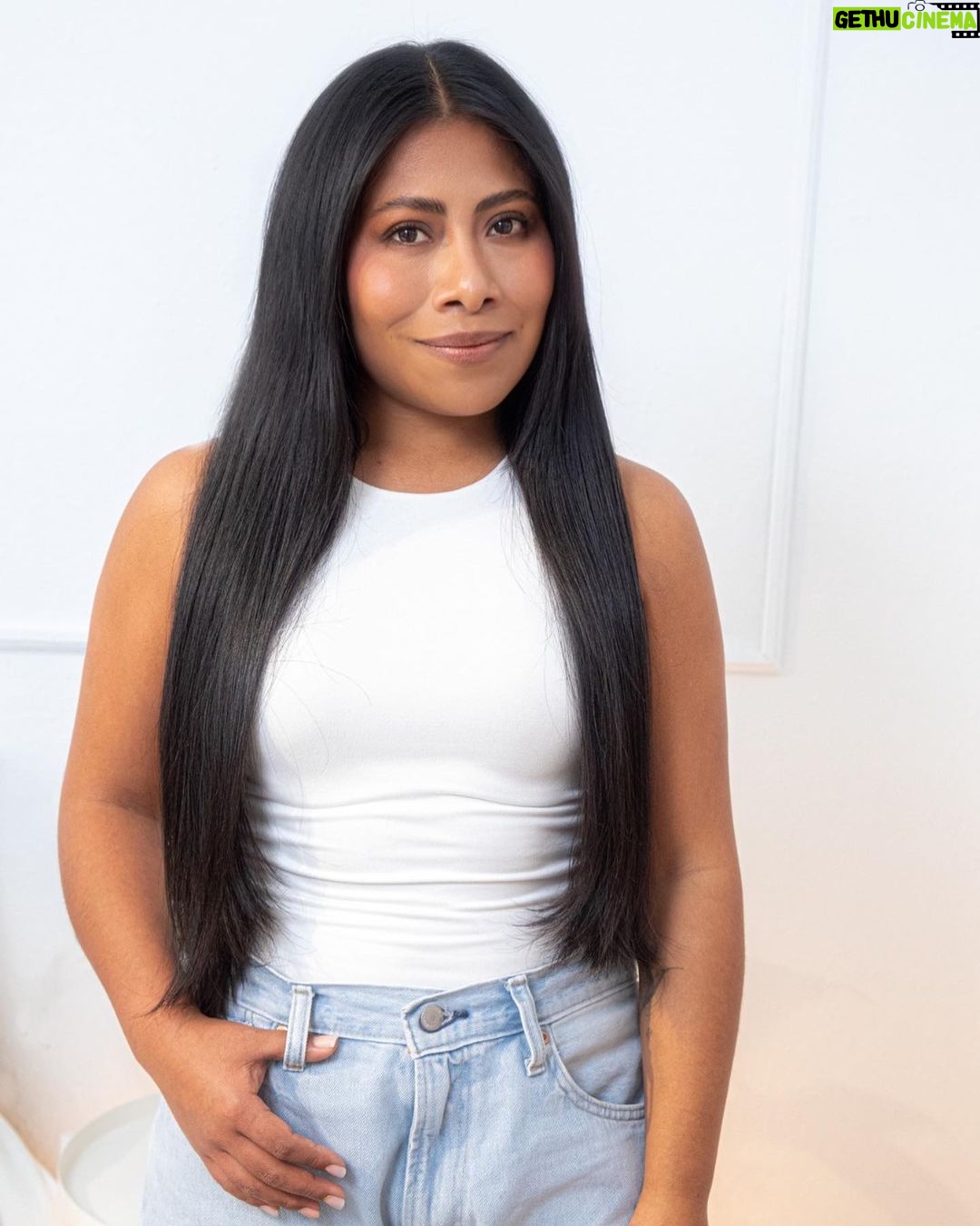 Yalitza Aparicio Instagram - Mi cabello siempre ha sido muy importante para mí y cuidarlo solo lo dejo en manos de productos dermatologicamente probados, como los de @headandshouldersla que gracias a su fórmula #LoTengoTodo dejan mi cabello hasta 100%libre de caspa con el uso regular. Esta colección es la de Limpieza y Revitalización Aceite de Argán, que además lo deja revitalizado, suave y brillante, literal #RevitalizadoYSinCaspa ¿Ustedes cómo cuidan su cabello? #RevitalizadoYSinCaspa #LoTengoTodo #publicidad @headandshouldersla