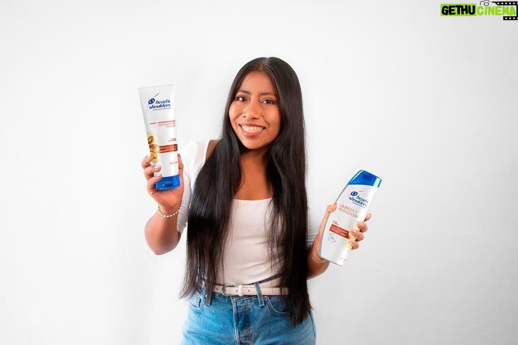Yalitza Aparicio Instagram - Oigan quiero pasarles este tip, si quieren controlar la caspa y seguir teniendo un cabello limpio, revitalizado y brillante, @headandshouldersla Limpieza y Revitalización con Aceite de Argán será su colección favorita. #Publicidad #RevitalizadoYSinCaspa #LoTengoTodo
