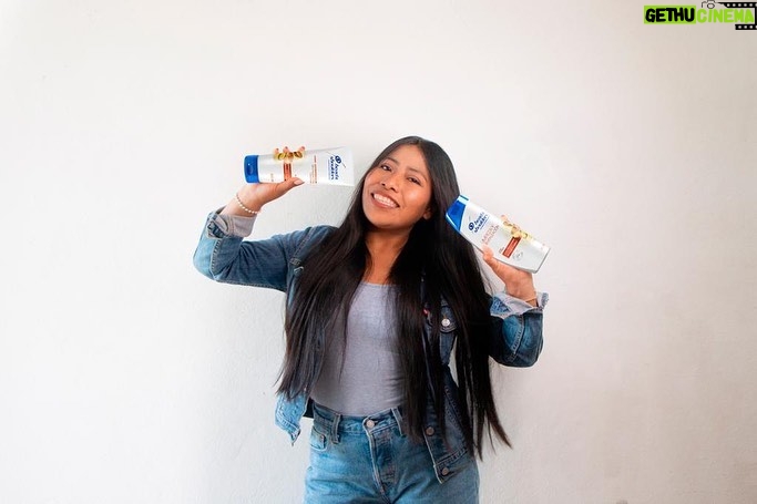 Yalitza Aparicio Instagram - Oigan hace unos meses estuve en el lanzamiento de @headandshouldersla ,donde descubrí que para mí ya no es un problema tener mi cabello #RevitalizadoYSinCaspa, con la nueva colección Limpieza y Revitalización con Aceite de Argán. A mí me encanta porque deja mi cabello suave y brillante y hasta 100% libre de caspa con el uso regular. Díganme en los comments si ustedes ya lo probaron #Publicidad #LoTengoTodo 📷 @irireis