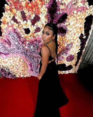 Yalitza Aparicio Instagram - ¡Y siempre con orgullo de ser mexicana!…. 
Este fin de semana en México se presentó la colección de @dior inspirada en Frida Khalo y es un honor haber atestiguado una Fusión de la cultura mexicana con @dior 

🖤🖤🖤🖤 @dior 🖤 @diorbeauty 🖤🖤🖤🖤
👗 @pabloriveraag 
💄 @ger.parra 
💇🏽‍♀️ @rasec.hair 
💅🏽 @grace_nails13 
Rp: @manunavarro 
Manager: @pimientafilms