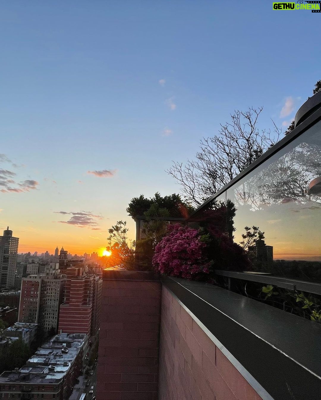 Yalitza Aparicio Instagram - Vámonos de aquí …. 🌇 . . . 📸 @yalitzaapariciomtz Manhattan, New York