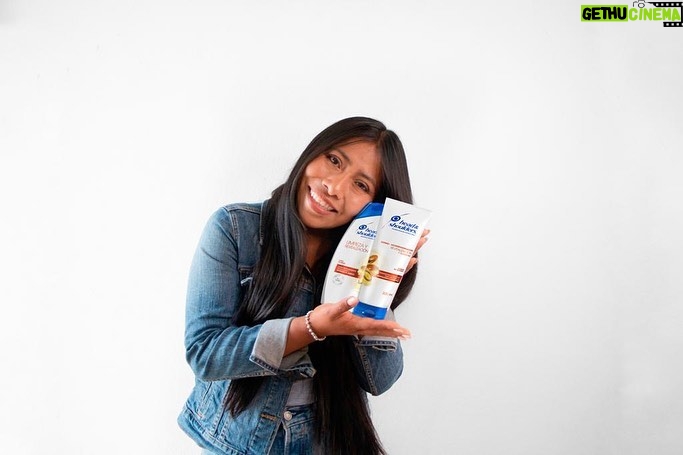 Yalitza Aparicio Instagram - Oigan hace unos meses estuve en el lanzamiento de @headandshouldersla ,donde descubrí que para mí ya no es un problema tener mi cabello #RevitalizadoYSinCaspa, con la nueva colección Limpieza y Revitalización con Aceite de Argán. A mí me encanta porque deja mi cabello suave y brillante y hasta 100% libre de caspa con el uso regular. Díganme en los comments si ustedes ya lo probaron #Publicidad #LoTengoTodo 📷 @irireis