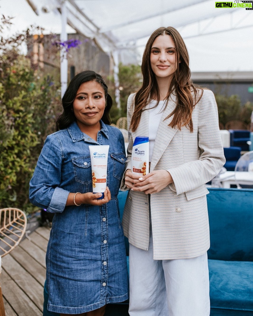 Yalitza Aparicio Instagram - Si les dijera que pueden tener el cabello revitalizado, suave y al mismo tiempo sin caspa, ¿me creerían? Mi familia de @headandshouldersla se lució con esta nueva colección de Limpieza y Revitalización con Aceite de Argán, pues ahora #LoTengoTodo porque rebalancea el cuero cabelludo dejándolo hasta 100% libre de caspa con el uso regular y lo limpia profundamente sin resecar el cabello gracias a su fórmula. ¡Corre a probarlo! #RevitalizadoYSinCaspa #Publicidad