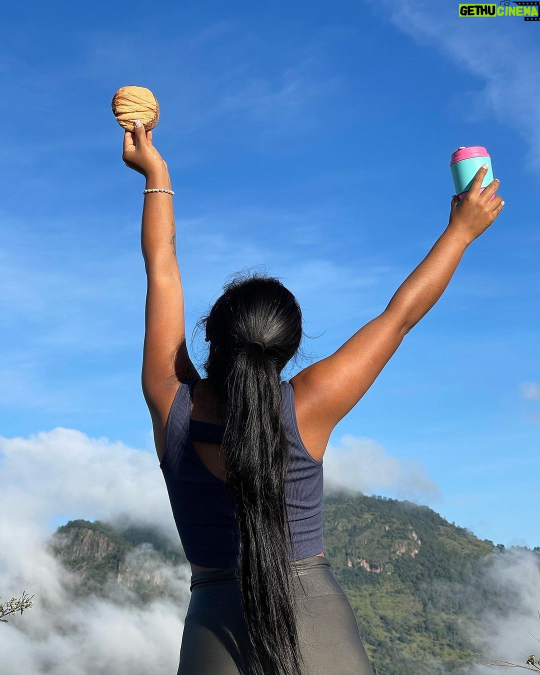 Yalitza Aparicio Instagram - Pan y café hasta el cielo mi Chuma y Rambito ☁️🌻 🪶 Disfruto de estos momentos de tranquilidad en medio de la nada, en donde solo estamos nosotros, platicando a través de viento Tlaxiaco, Oaxaca