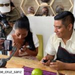 Yalitza Aparicio Instagram - Que padre tener la oportunidad de conocer a grandes artistas oaxaqueños 🥰 (no se pierdan este y mas videos en mi canal de YouTube Yalitza Aparicio) #Repost @pepe_cruz_sanz with @use.repost ・・・ Sumamente feliz de poder compartir y charlar un poco con #yalitza sobre el grabado en Jicara para su canal de YouTube. Gracias @yalitzaapariciomtz por visitar el taller y mostrar un poco del arte de Jicara que se elabora en Pinotepa de Don Luis . Les dejo el link del video 👇🏼 https://youtu.be/jvGjr1WiX5k #jicara #josecruz #YalitzaAparicio #grabado #arte