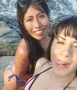 Yalitza Aparicio Instagram - Gorditas pero bonitas ...y felices 🥰
.
.🏖️🏝️
.
#amigas #playa #puertoescondido  #pazinterior
