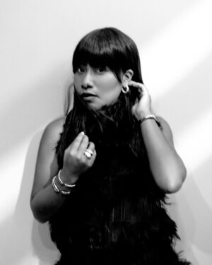 Yalitza Aparicio Instagram - A veces los cambios no caen mal ❤️
Gracias @majoguzman  y a todo el equipo de @harpersbazaarmx  por darme esta apertura para poder experimentar y mostrar un look diferente:

joyería @cartier
Fotografías: @khristio
Fashion styling: @mr.dairy
Maquillaje: @ger.parra
Peinado: @erickmoreno
Asistente de fotografía: @_chrisstoph
Entrevista: @joalferez
Producción:@esejuanfuentes
PR: @manunavarro @nmda_mx
Cuadro: @roccaluiscesar
Mesa: @andresgandresg
Locación: @originario.originario
Director de arte: eloriginaldaro
Directora editorial: @majoguzman