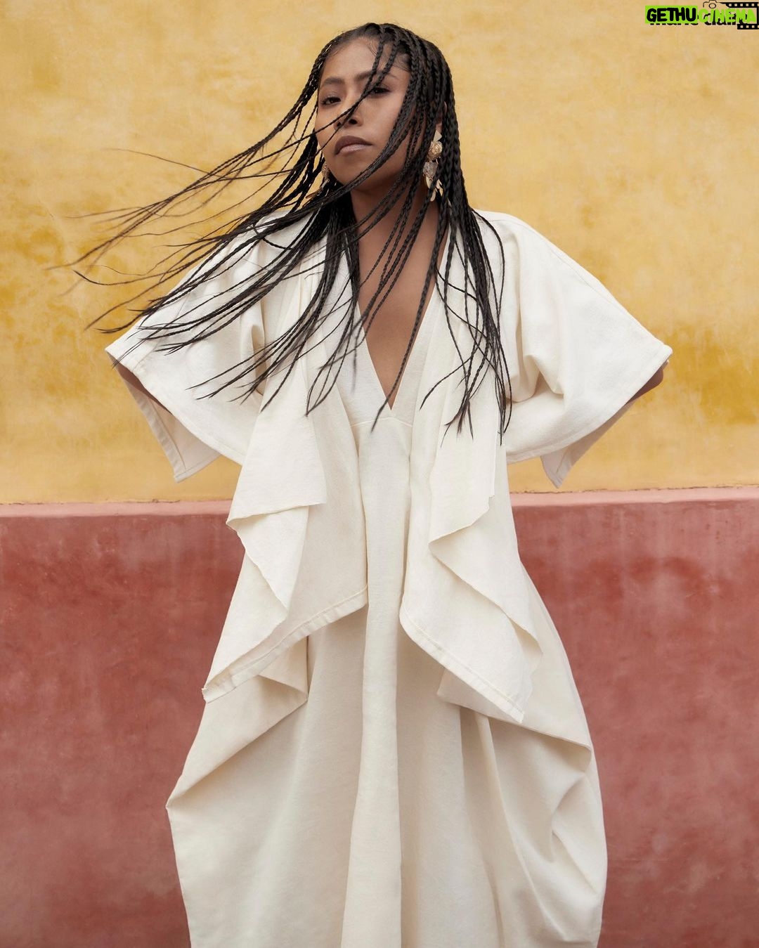 Yalitza Aparicio Instagram - Amo cuando se logra trabajar en Oaxaca … mi bello estado y el amor de mis amores. Director editorial @gerardangulo Fotografía @carlos_ruizc Realización @sergio.valenzuelach Maquillaje gerparra Peinado @erickmoreno Asistente de moda @yessicasalas_cs Asistente de foto @soffffia