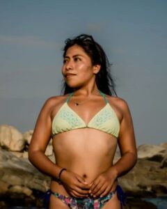 Yalitza Aparicio Instagram - Cada vez que tengo este tipo de fotos, me da pena compartirlas, por comentarios que surgen ...pero siempre hablo de amor propio..y la verdad es que me amo tal como soy 😍😍. Además, soy la versión más joven, del resto de mi vida. . . . #amorpropio PD. No hemos dejado las tlayudas 🤣... en Oaxaca es imposible dejar de comer. 📷 @alain.luna.fotografia