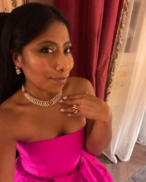 Yalitza Aparicio Instagram - Siento mariposas en el estómago 🥰😍 🇲🇽🇲🇽🇲🇽
👗 @pabloriveraag @dior 
💍 @cartier 
Manager: @pimientafilms @nicocelismx 
RP: @manunavarro