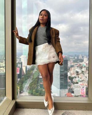 Yalitza Aparicio Instagram - Fuga la tortuga … vámonos a ser felices 

#lagranseducción #netflix …. 30 de agosto 
👗 @pabloriveraag  @prada 
💍 @cartier 
💄 @ger.parra 
💇🏽‍♀️ @gabiokka 
👩🏾‍💻 @pimientafilms 
Rp @nmda_mx