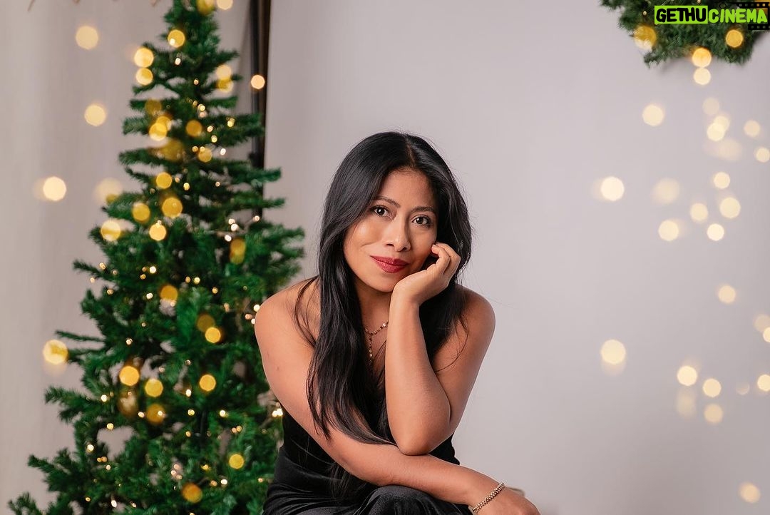 Yalitza Aparicio Instagram - Antes de que termine el año y aunque ya pasó noche buena y navidad 🪅🎄, quiero desearles a todos lo mejor de este mundo, que cada momento vivido se vuelva una anécdota más que contar 🥰 y un nuevo aprendizaje adquirido😎, que el año que viene los reciba con mucho amor y salud… ¡ LOS AMO ! 💕🎄 📸 @verogomez_lifestyle