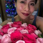Yalitza Aparicio Instagram - Muchas gracias a todos lo que se tomaron el tiempo de felicitarme ayer (aun ando respondiendo mensajitos) gracias por ser parte de esta aventura de los 20s y que sigan formando parte de mis 30’s que sin duda serán muchas pata aventuras. Eternamente agradecida con todos, los Amo 🥰 📷 1. Mi mamá despertándome con mañanitas y mis gelatinas y flores favorita. 📷 2. Feliz en mis 30’s ... sin achaques 📷 3. Las primeras amigas visitando (faltó una amiga en la foto) 📷 4. El segundo ramos de rosas de la persona que más admiró y estimó. 📷 5. Mis amigos de CDMX festejandome los cumple. 📷 6. La gran descripción de los 30’s 📷 7 y 8 el pastelito no podía faltar 🥰 si no hay pastel no son cumpleaños