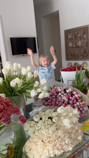 Yana Rudkovskaya Instagram - Так хочется чтобы день -  8 марта был у нас каждый день ! С праздником , дорогие , мамы , бабушки , девочки и  женщины ! Пусть исполняются все Ваши мечты ! И пусть у каждой из Вас,  весна будет в сердце ! Сияйте ❤️