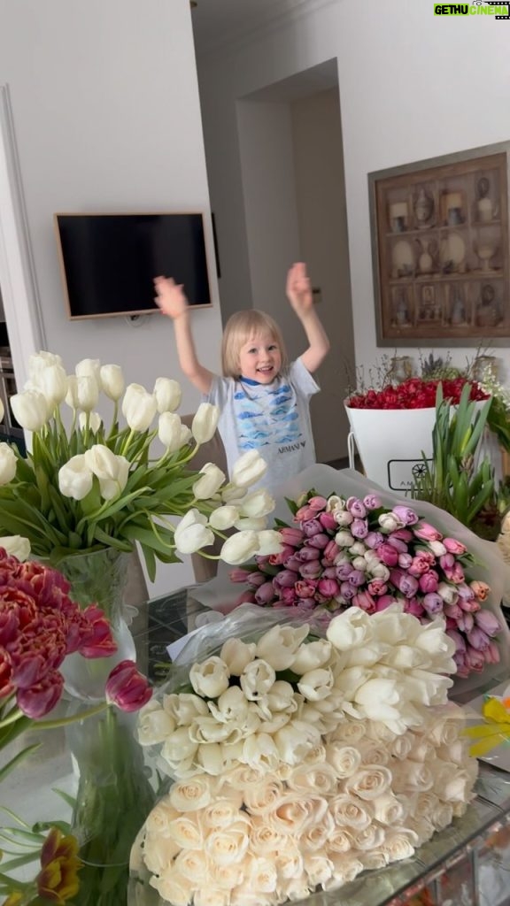 Yana Rudkovskaya Instagram - Так хочется чтобы день - 8 марта был у нас каждый день ! С праздником , дорогие , мамы , бабушки , девочки и женщины ! Пусть исполняются все Ваши мечты ! И пусть у каждой из Вас, весна будет в сердце ! Сияйте ❤️