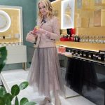 Yana Rudkovskaya Instagram - Друзья, совсем скоро самый нежный, добрый, весенний праздник - 8 марта! Для меня, как и для многих девушек, это один из любимейших дней года. Любая женщина хочет в этот день почувствовать себя особенной и, конечно, с трепетом ожидает поздравления. 🎁 Если вы еще не определились с подарком, то советую заглянуть в магазины моей любимой сети парфюмерии и косметики РИВ ГОШ @rivegaucheru 🤍 Здесь безграничный выбор идей для тех, кто хочет вызвать восторг в глазах женщин - авторские ароматы, модные новинки косметики, бьюти-гаджеты!💫 А я в преддверии 8 марта дарю вам невероятную скидку на покупку косметики и парфюмерии во всех магазинах и интернет-магазине РИВ ГОШ! С 4 по 17 марта по промокоду PODAROK действует скидка 1000 рублей при покупке от 3000. Ищите купон в моих сторис ) Кстати, если вам, как и мне, порой кажется сложно выбрать подарок, или очень мало времени на поиск, то идеальным решением станут подарочные карты РИВ ГОШ любого номинала. ✨✨✨ Реклама. ООО «АромаЛюкс» ОГРН 1057810129266 erid: 2VfnxxeKStp