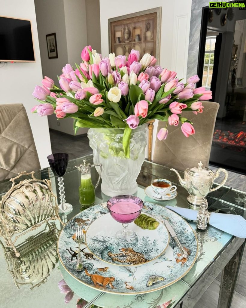 Yana Rudkovskaya Instagram - Доброе праздничное весеннее утро и прекрасный завтрак с цветами от тренерского штаба @angelsofplushenko сегодня в #рубрикамоизавтраки 🤍💚💜