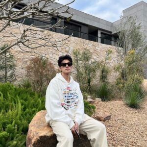 Yang Yang Instagram - ⛱️⛺️🏡🚶