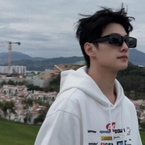 Yang Yang Instagram - ⛱️⛺️🏡🚶