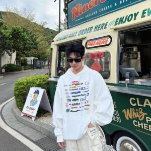 Yang Yang Instagram - ⛱️⛺️🏡🚶
