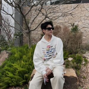 Yang Yang Instagram - ⛱️⛺️🏡🚶