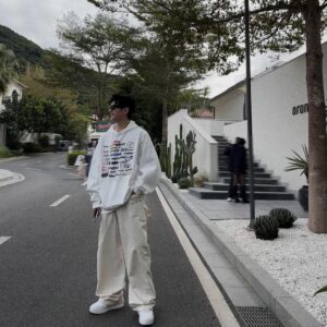 Yang Yang Instagram - ⛱️⛺️🏡🚶