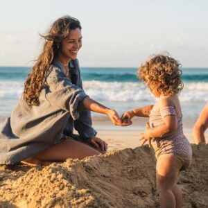 Yanna Lavigne Instagram - Memé da minha vida!! Você faz 2, e meu coração arrepia de amor ❤️
Arrepia, porque além de intenso foi revelador, você trouxe minha consciência, toda minha mais profunda reflexão do que é te colocar no mundo, estarmos nessa no mundo… você me trouxe de volta pra casa. Eu te ouvia quando você não existia, e com a sua existência eu me ouvi.
Minha loba, minha poderosa chefinha, meu amor por você me une ao cosmos até a lua e volta, pra traçar o infinito, como numa dança…
O universo conversa comigo através de um sorriso, um deles é o seu. Mamãe te ama muito.