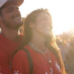 Yanna Lavigne Instagram - Casal que ama festivais, SIM! Obrigada @lojasrenner pelo convite de explorar essa experiência tão única e especial que foi curtir o Planeta Atlântida com vocês! Chamando atenção para ideias mais verdes, afinal o planeta é de todos! Nos stories você acompanha a delícia que foi e tem link pra conferir todas as opções de lookinhos pra festivais ❣️ 📸 @oswaldoneto_