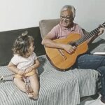 Yanna Lavigne Instagram - Um filme passa na minha tela mental, fui criada exatamente assim nas VHS que insistia em assistir, insistia pq sempre vi muito amor rolando ali naquele pedaço de fita e isso celebrava minha existência, a nossa, o amor percorre todo o corpo, embriona. sempre amei ver, até que nunca mais assistimos VHS… eu tenho exatamente essa cena na minha cabeça, mas meu pai toca violão com cabelos pretos, quem dança ali sou eu e minha irmã, de fralda, de repente de botas fazendo show, de repente é a Amélia e Madalena. Eu amo vocês 🤍