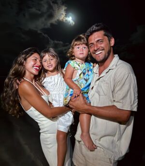 Yanna Lavigne Instagram - Feliz 2024!!!!!!! Paz em vossos corações 🩵