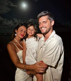Yanna Lavigne Instagram - Feliz 2024!!!!!!! Paz em vossos corações 🩵