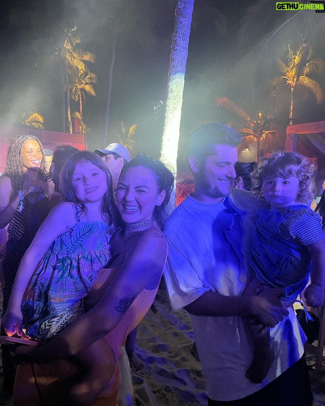 Yanna Lavigne Instagram - a vida fora daqui é…