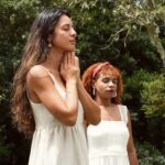 Yanna Lavigne Instagram - Esses dias eu tava pensando como eu me comunico com meu mundo interior, chove nele? Fazia névoa, era poente… e tava difícil demais existir em mim. Até que @evacollective_ nasceu e me fez acreditar no indelével, logo eu, que já tava achando esse lance de propósito furada, ou mais uma criação do patriarcado, pra servir e distrair. Quando me pego refletindo sobre os momentos que compartilhamos neste final de semana, eu ouço um sorriso e sinto o verdadeiro poder da comunhão feminina. A vulnerabilidade doce em constância que faz nos identificarmos em cada vírgula de nossas histórias. Atravessa. Transforma. Obrigada a cada uma por estarem presentes, de coração e alma. Que possamos continuar nos apoiando, nos inspirando e sendo ponte para nos tornarmos a melhor versão de nós mesmas. Antes o que tava calvo aqui dentro, agora faz dança e canta e sapateia e ri. Sonho que se sonha junto se torna realidade. Com todo o meu amor e gratidão, Yanna. Próxima edição: Ilha Bela, link na bio do Eva.